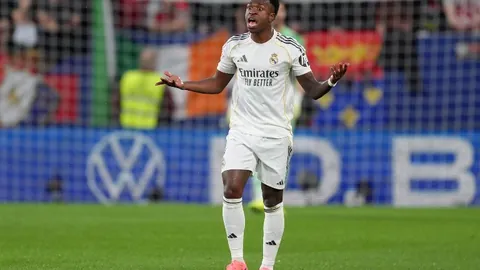 “英力士或启动裁员潮，曼联困境引发讨论，专家强调弗格森需担责”